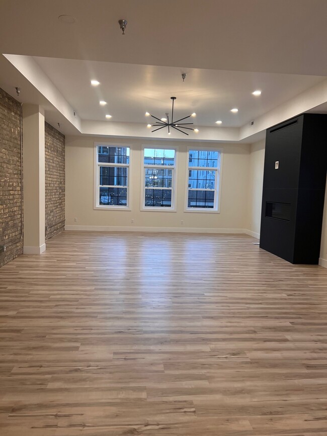 Building Photo - 224 S Phillips Ave