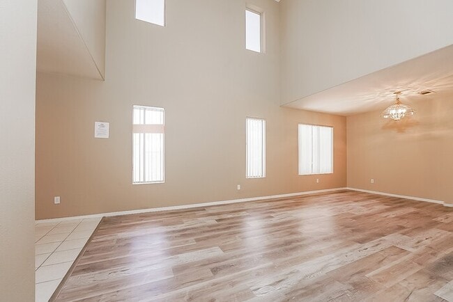 Building Photo - Spacious home with high ceilings!  Availab...