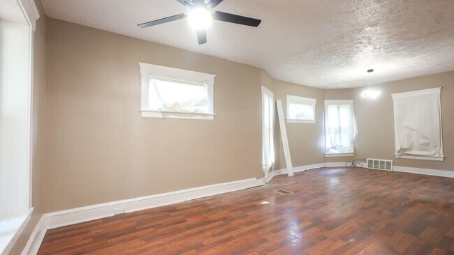 Foto del edificio - Welcome home to this freshly renovated 3-bedroom, 1-bathroom home on Cleveland’s West Side!