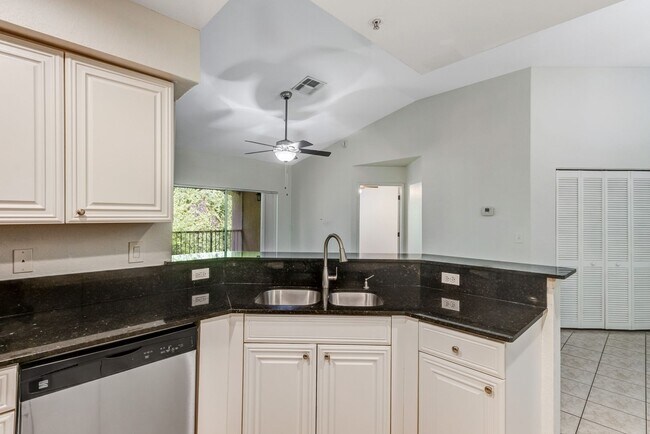 Foto del edificio - ** IBIS CLUB ** 3 BED / 2 BATH - CONDO - GATED COMMUNITY - SMALL PET OK! - ANNUAL RENTAL