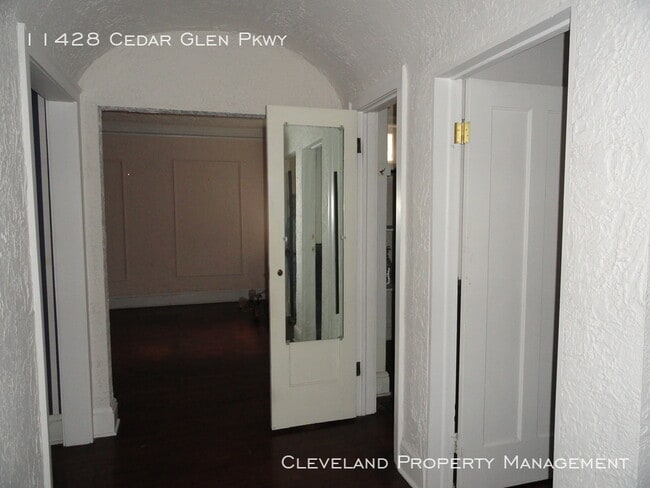Building Photo - Upscale Cedar Glen Cleveland Condo