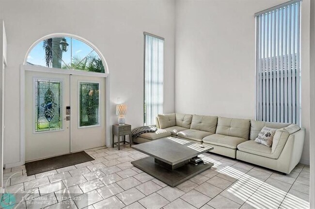 Building Photo - 611 Royal Palm Way