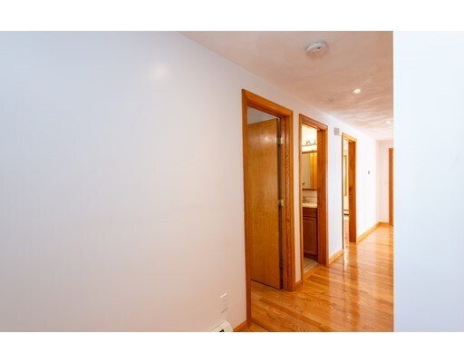 Foto del edificio - 9 Rosewood Dr