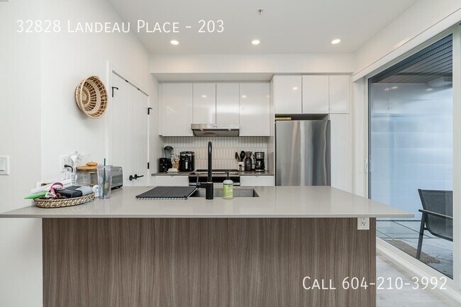 Building Photo - Court West Condo With 2 Parking Stalls!
