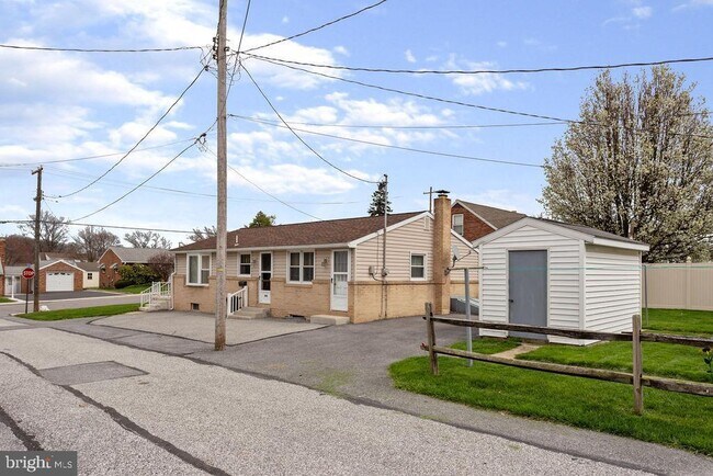 Building Photo - 298 W Maple St