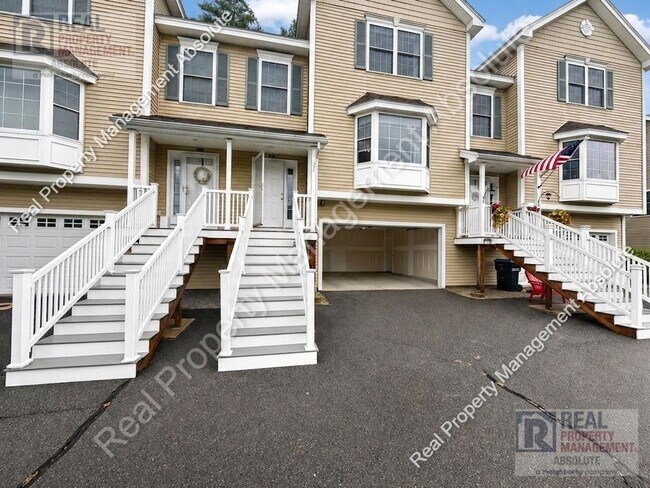 Foto del edificio - Prime Hudson Location: 3-Bed Townhouse Beside Benson’s Park