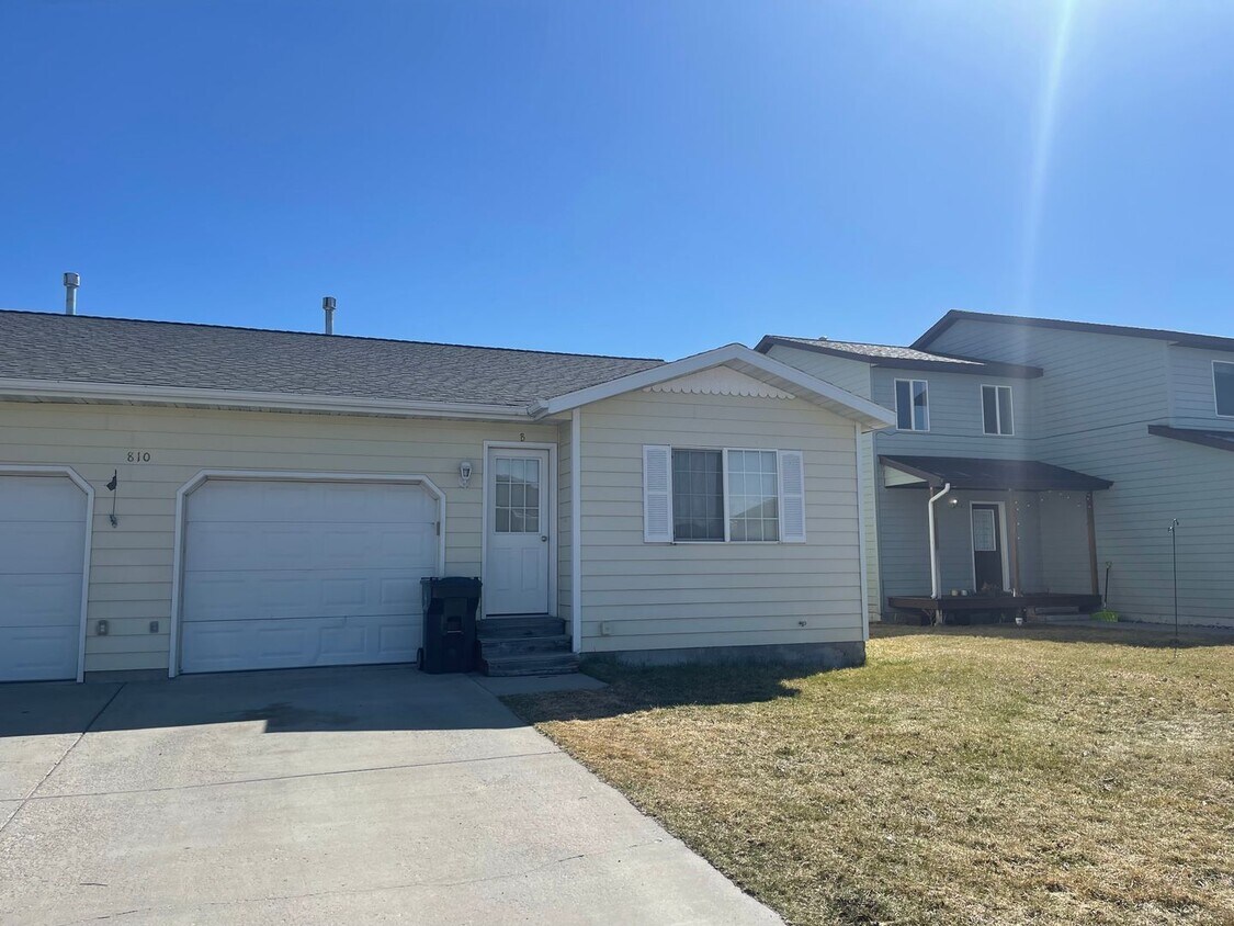 Building Photo - 2 Bedrooms, 2 Bath, 1 garage