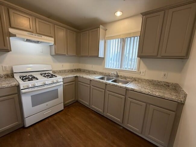 Building Photo - Upstairs 2 Bedroom Apartment