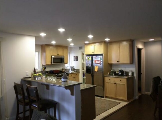 Foto del edificio - $5,700- 2 Bedroom + Office / 3 Bath GORGEOUS-Bayview Town Home