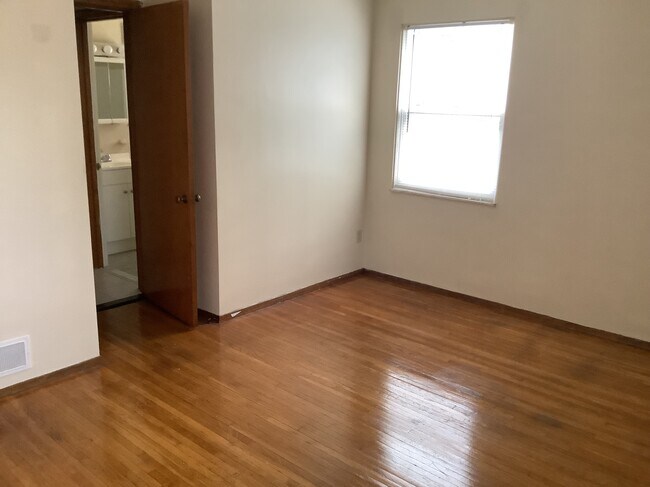 Building Photo - 2302 Kenwood Blvd