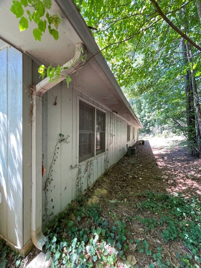 Building Photo - 509 Chateau Dr SE