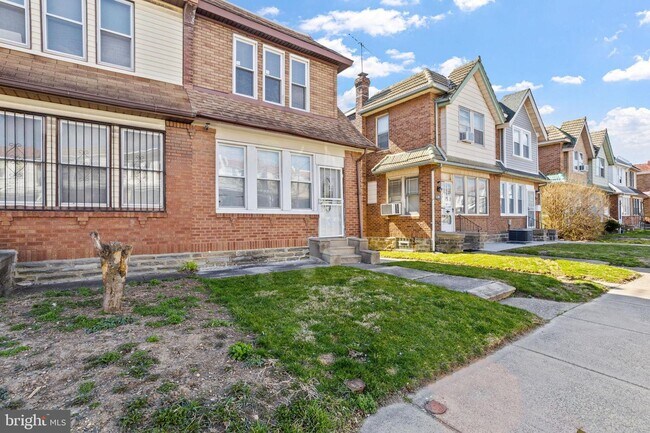 Building Photo - 586 Sanger St