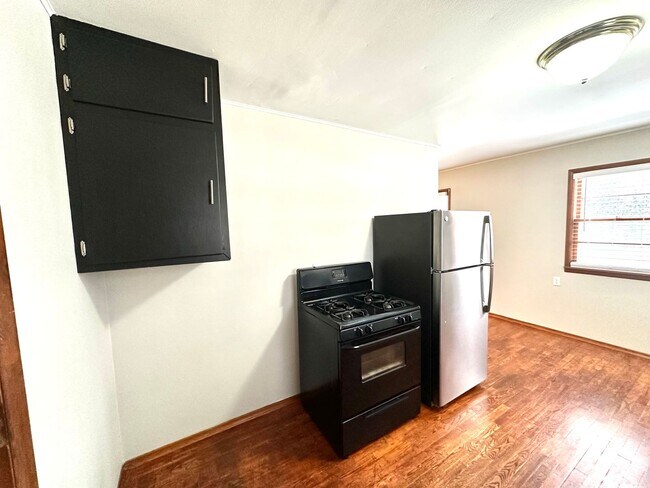 Building Photo - 3 BEDROOM 1 BATH IN JOPLIN-$1200 RENT-$1200 DEPOSIT