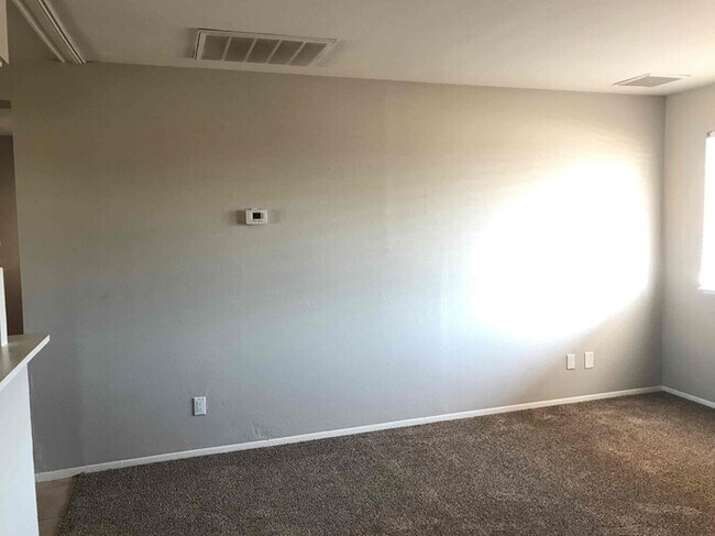 Building Photo - 2114 W Sunnyside Dr