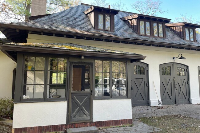 Foto del edificio - 12 Pine Hill Rd