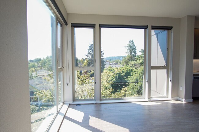 Foto del edificio - Top Floor Corner Sellwood Beauty with Dishwasher & W/D!