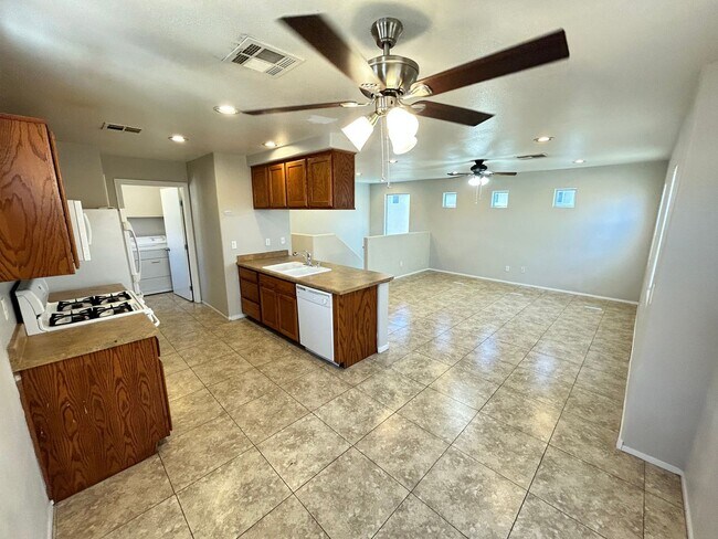 Foto del edificio - Charming 3 Bed/3Bath, 2-Story Home nestled...