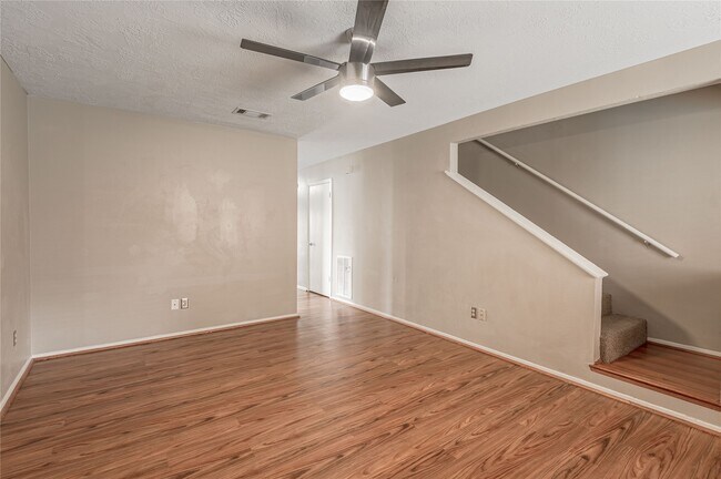 Foto del edificio - 2521 Crosstimbers Dr