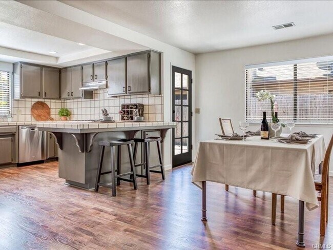 Foto del edificio - Spacious 3-Bedroom by Meadow Park with Lar...