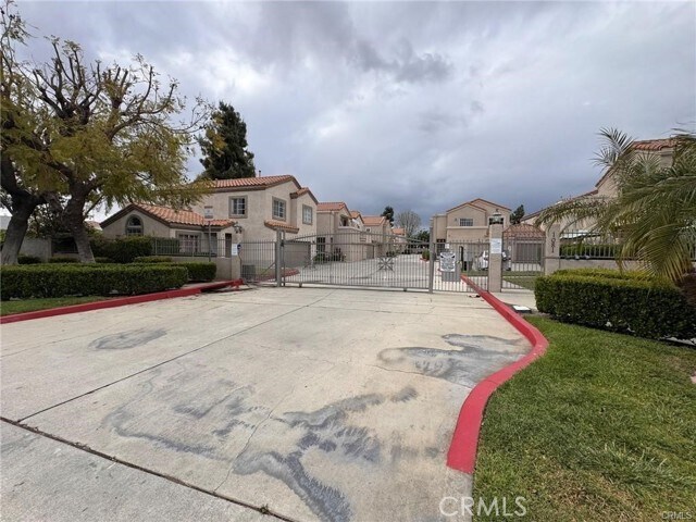 Foto principal - 1081 E Grand Ave