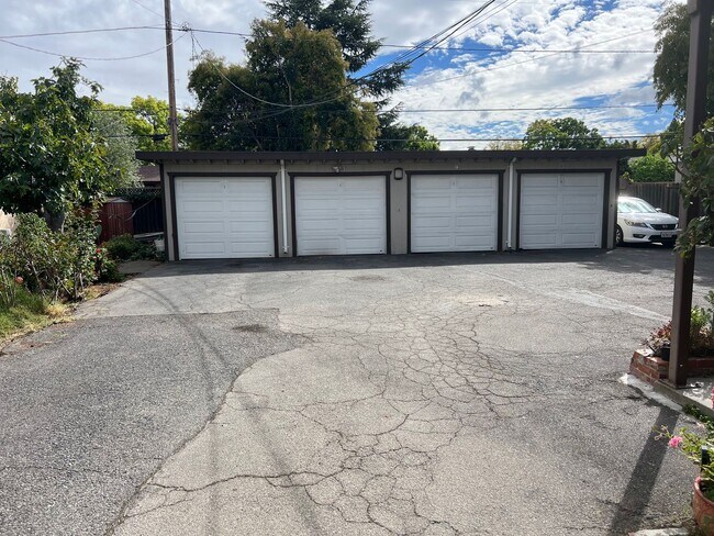 Building Photo - 1146 W Hamilton Ave