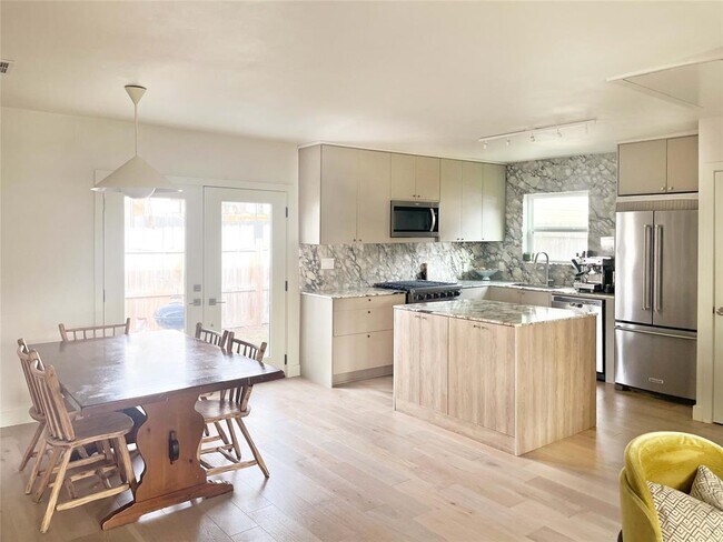 Foto del edificio - 4800 Duval St