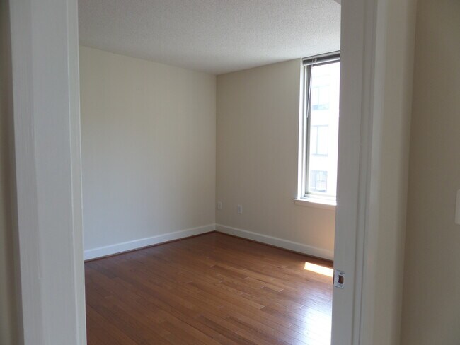Building Photo - 1205 N Garfield St