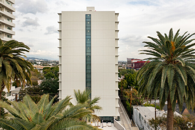 818 N Doheny Dr - Doheny Plaza Condominiums