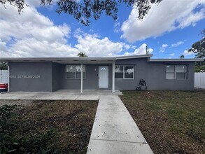 Building Photo - 5721 SW 41st St