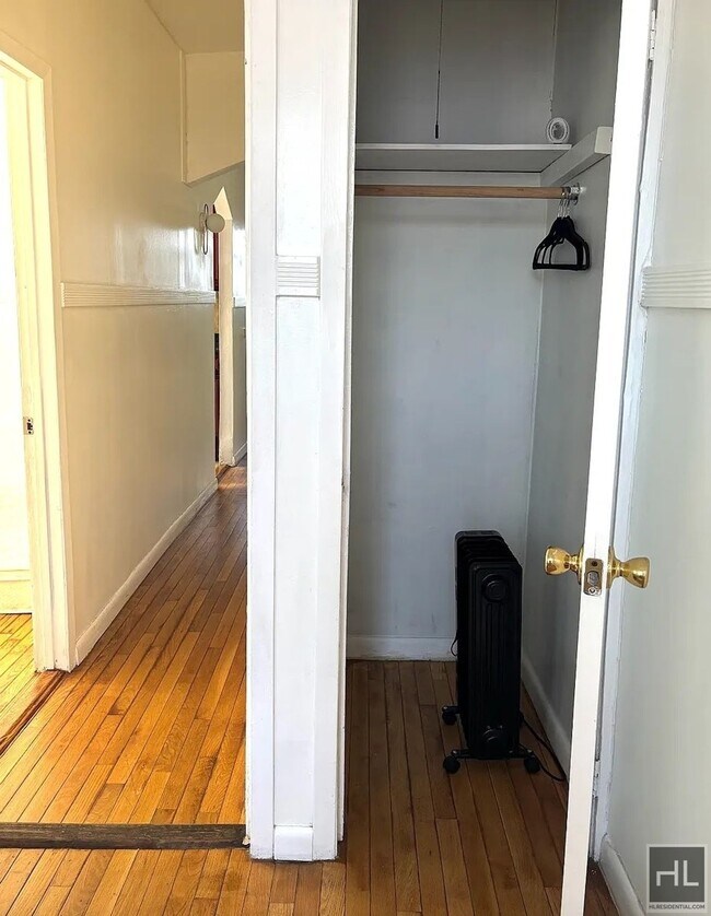 Foto del edificio - 3BR 1BA Top Floor Brick Townhouse w/ Commu...