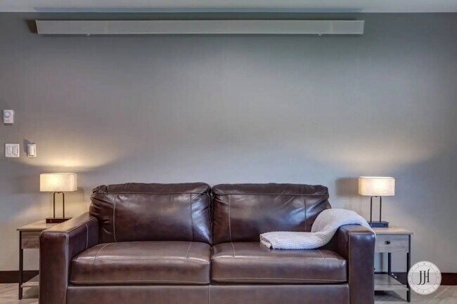 Foto del edificio - 5011 Charmwood Dr