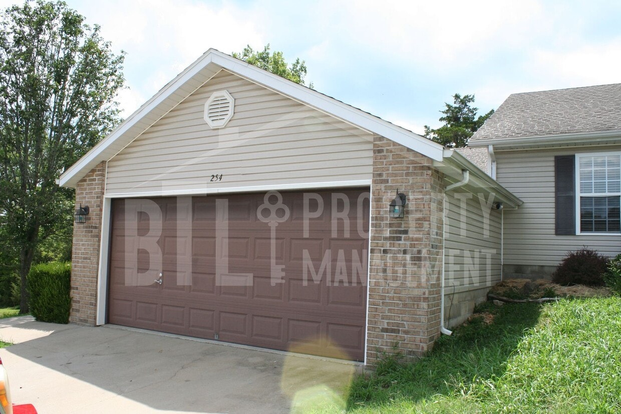 Primary Photo - Price Reduced! 3 Bedroom 2 Car Garage Dupl...