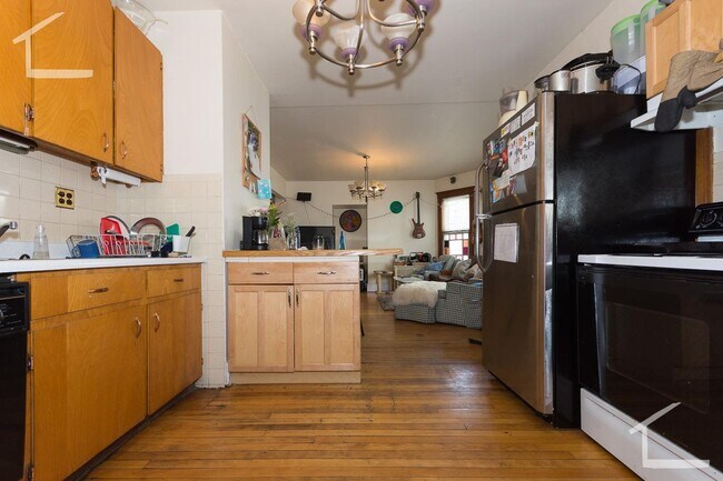 Foto del edificio - Oak Sq. Location, Parking Included, Eat-in...