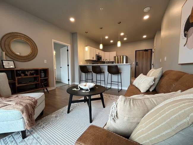 Building Photo - Center Stage