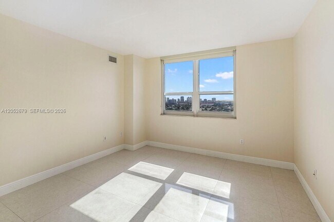 Foto del edificio - 3232 SW 22nd St