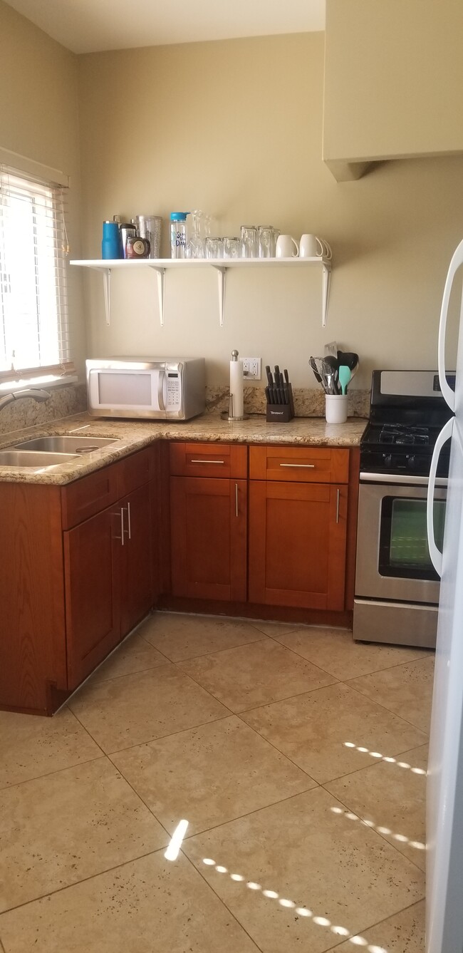 Kitchen - 2117 S Palm Grove Ave