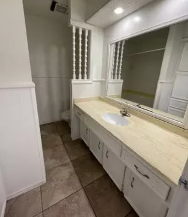Building Photo - Centrally located 2BR/1BA | Updated | Wate...