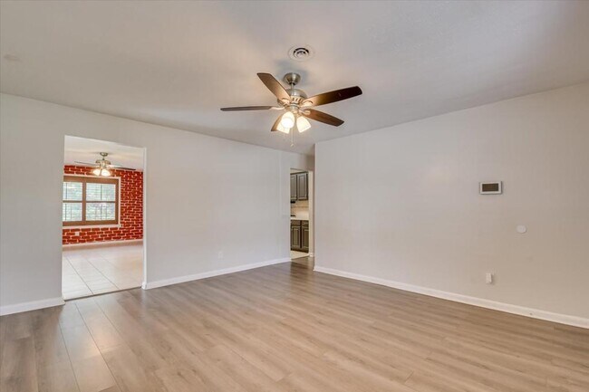 Foto del edificio - 1422 Ridgewood Drive