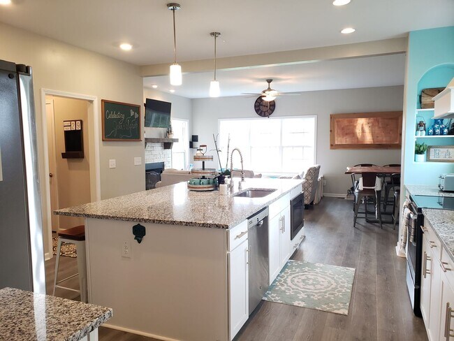Foto del edificio - Near Exit 1! Close to I-24! HUGE Kitchen I...