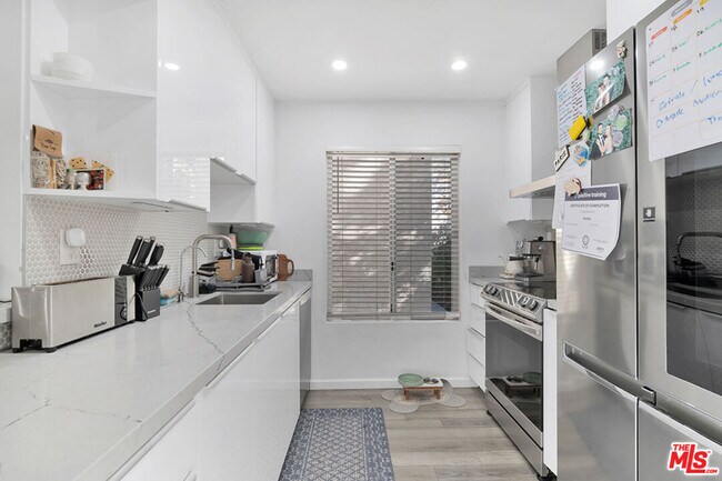 Foto del edificio - 8106 Summertime Ln