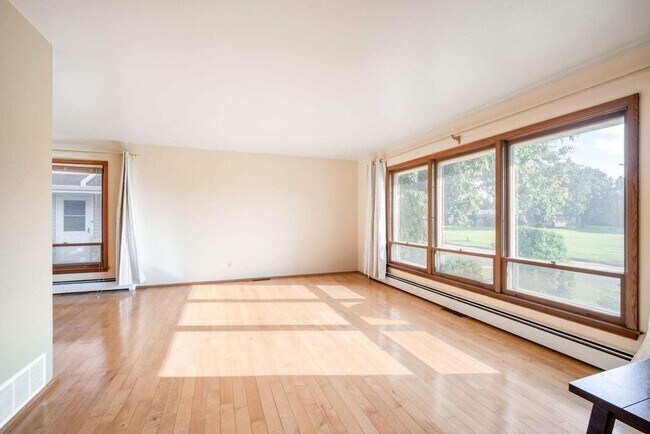 Foto del edificio - 4321 N 99th St