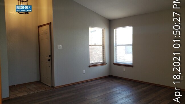 Building Photo - 910 NW Ferris Ave
