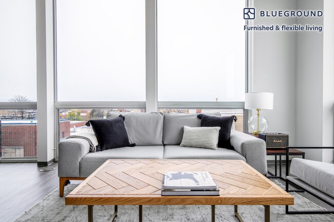 Building Photo - 2340 N California Ave