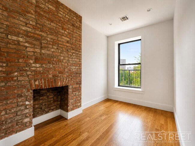 Foto del edificio - Stunning 3 bed 1.5 Bath w. Balcony in Bedstuy!