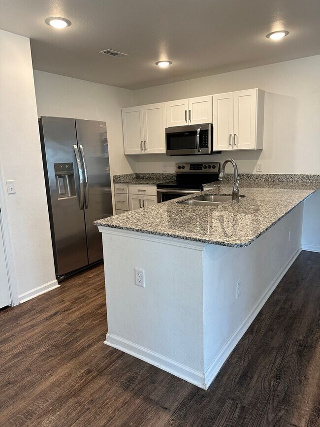 Foto del edificio - Newly built 3 bedroom, 2 bathroom duplex w...