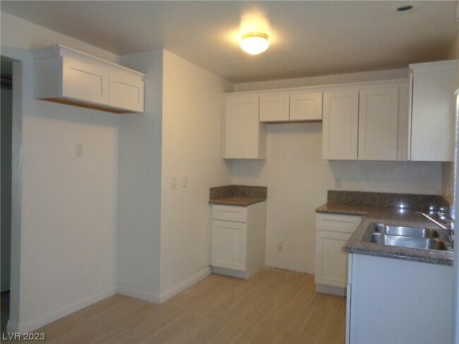 Building Photo - 5813 Bromley Ave