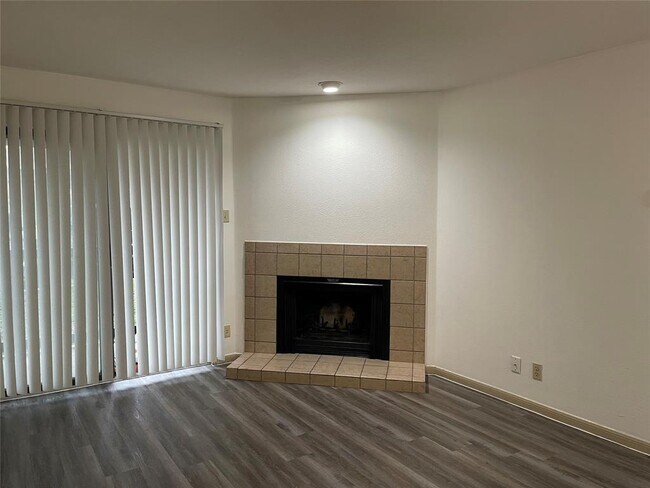 Foto del edificio - 8888 Tallwood Dr
