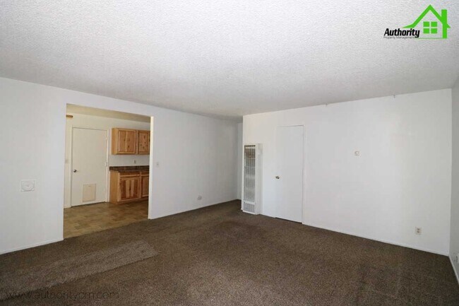 Foto del edificio - 3590 Polaris, Large Backyard For Room To P...