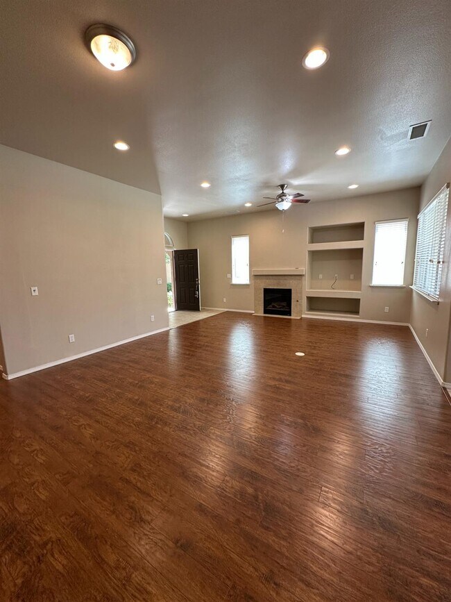 Foto del edificio - 5541 N Plum Ln