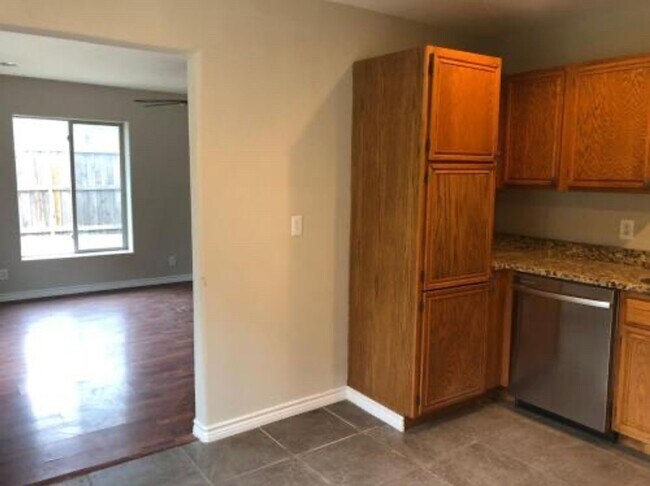 Foto del edificio - 2 Bedrooms / 1 Bathroom